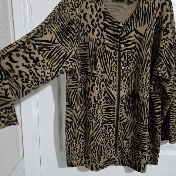 Maggie Barnes Animal Print Sweater Cardigan Women's Sz 1X Brown Black Button-Up - Picture 2 of 7